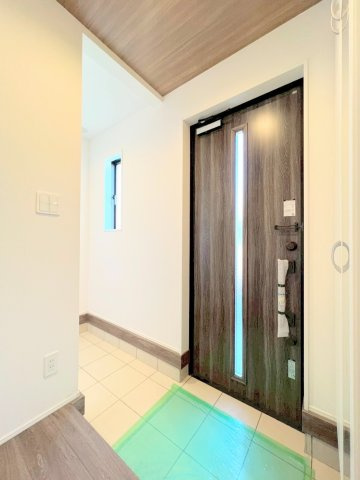 【玄関】 | ◆◇横浜市青葉区荏田西　新築一戸建て　1号棟◇◆ | ◆光の渦が溢れた明るい玄関ホール。「おかえり」と「ただいま」が交差するお家の顔とも言える場所は爽やかで心地良い空間となっています。