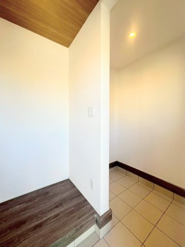 【玄関】 | ◆◇横浜市青葉区荏田西　新築一戸建て　1号棟◇◆ | ◆靴以外のベビーカーや子どものスポーツ用品等を置いておくことができるスペースもございます♪
