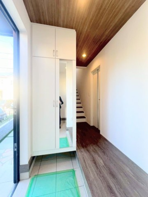 【玄関】 | ◆◇横浜市青葉区荏田西　新築一戸建て　1号棟◇◆ | ◆明るい玄関です！散らかりやすい玄関もスッキリする大容量のシューズボックス付き。