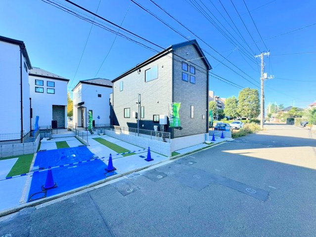 【外観】 | ◆◇横浜市青葉区荏田西　新築一戸建て　1号棟◇◆ | ◆堂々たる趣ながら、主張し過ぎずどこか余裕を感じさせるシャープなフォルムで佇む邸宅は、晴天の空と照らし合わせる事で、本来あるべき完成形の姿を見せてくれます。