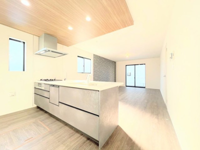 【居間・リビング】 | ◆◇横浜市青葉区荏田西　新築一戸建て　1号棟◇◆ | ◆キッチンからダイニングやリビングが見渡せるキッチン。料理をしながら家族とコミュニケーションをとれるだけでなく、大きな開放感も得られることができます。