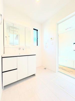 【独立洗面台】 | ◆◇横浜市青葉区荏田西　新築一戸建て　1号棟◇◆ | ◆毎日使う場所だから、機能的で使いやすさに配慮したパウダールーム。すっきりと使えるように収納も豊富にご用意しています。