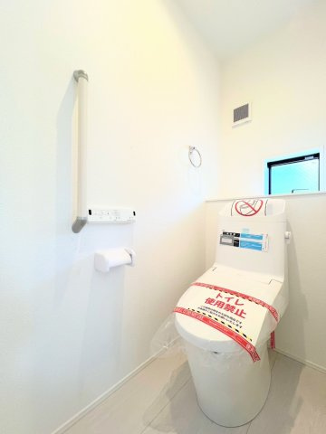 【トイレ】 | ◆◇横浜市青葉区荏田西　新築一戸建て　1号棟◇◆ | ◆清潔感のある白を基調とした落ち着ける空間。小窓をもうけていますので、こもりやすい空気の入れ替えも簡単に行えますね！