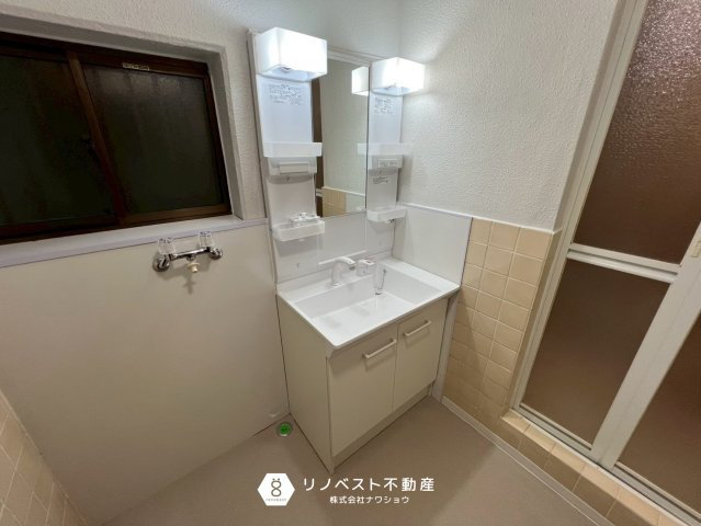 東大阪市中石切町1丁目の独立洗面台|独立洗面台付きの脱衣所。
窓があるのでこまめな換気ができるのも嬉しいポイントですね♪