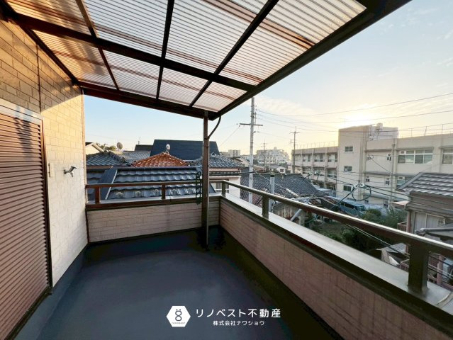 東大阪市中石切町1丁目のバルコニー|広いバルコニーです。
屋根付きなので雨の日の洗濯物も安心ですね♪