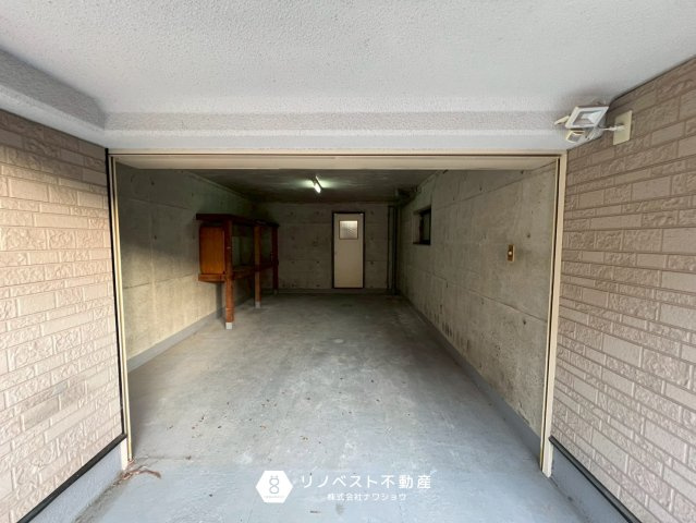 東大阪市中石切町1丁目の駐車場|シャッター付きのガレージです。
1台分の駐車が可能です◎