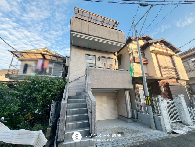 東大阪市中石切町1丁目の外観|ビルトインガレージ付きの3DK中古戸建です♪2025年7月内装リフォーム済み！