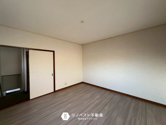 東大阪市中石切町1丁目の洋室|約8帖の洋室。
2面採光で日当たりも良好です◎