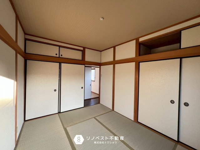 東大阪市中石切町1丁目の和室|約6帖の和室。
押入れが2ヶ所ございます♪