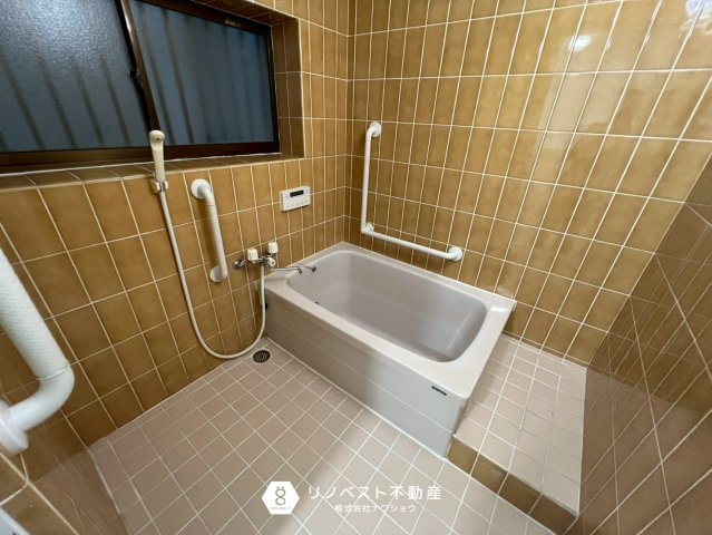 東大阪市中石切町1丁目の浴室|手すり付きの浴室。
お年寄りや体が不自由な方も安全に入浴可能です◎