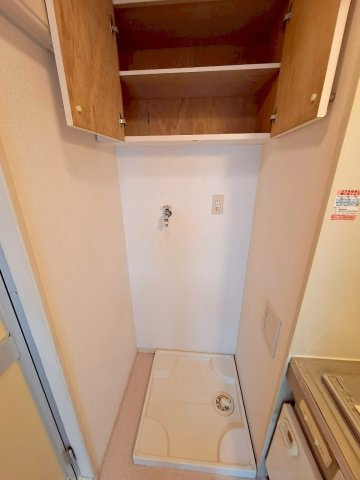 ピアー中野の洗面所|洗濯機置き場の上には便利な棚付きです