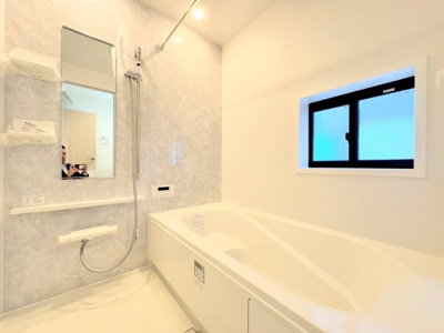 【浴室】 | ◆◇横浜市青葉区荏田西　新築一戸建て　4号棟◇◆ | ◆お子様と一緒にバスタイムを楽しめる広々空間。浴室乾燥機付で心地よいバスタイムを実現します。