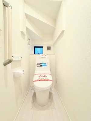 【トイレ】 | ◆◇横浜市青葉区荏田西　新築一戸建て　4号棟◇◆ | ◆清潔感のある白を基調とした落ち着ける空間。小窓をもうけていますので、こもりやすい空気の入れ替えも簡単に行えますね！