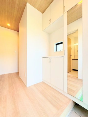 【玄関】 | ◆◇横浜市青葉区荏田西　新築一戸建て　4号棟◇◆ | ◆明るい玄関です！散らかりやすい玄関もスッキリする大容量のシューズボックス付き。