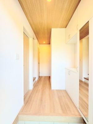 【玄関】 | ◆◇横浜市青葉区荏田西　新築一戸建て　4号棟◇◆ | ◆光の渦が溢れた明るい玄関ホール。「おかえり」と「ただいま」が交差するお家の顔とも言える場所は爽やかで心地良い空間となっています。