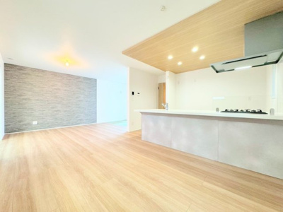 【居間・リビング】 | ◆◇横浜市青葉区荏田西　新築一戸建て　4号棟◇◆ | ◆キッチンからダイニングやリビングが見渡せるキッチン。料理をしながら家族とコミュニケーションをとれるだけでなく、大きな開放感も得られることができます。