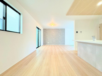 【居間・リビング】 | ◆◇横浜市青葉区荏田西　新築一戸建て　4号棟◇◆ | ◆広々としたリビング・ダイニングは、シックでモダンな内装。落ち着いた雰囲気に包まれて、伸びやかな空間のなかで、ゆったりと家族団らんのひとときを過ごせます。