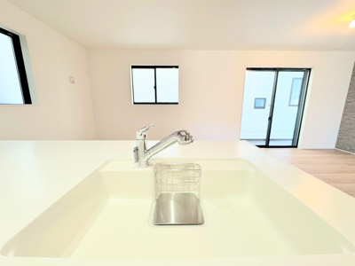 【キッチン】 | ◆◇横浜市青葉区荏田西　新築一戸建て　4号棟◇◆ | ◆広々したキッチンシンク。洗い物が多い時にも快適にご利用いただけます。