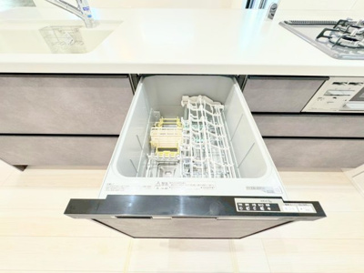 【キッチン】 | ◆◇横浜市青葉区荏田西　新築一戸建て　5号棟◇◆ | ◆食後の食器洗いは食洗機にお任せ！ご家族と団らんの時間を。家事の時短に効果大の食洗器付き。高温洗浄、節水効果もございます。