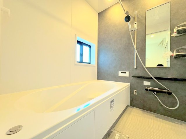 【浴室】 | ◆◇横浜市青葉区荏田西　新築一戸建て　5号棟◇◆ | ◆お子様と一緒にバスタイムを楽しめる広々空間。浴室乾燥機付で心地よいバスタイムを実現します。