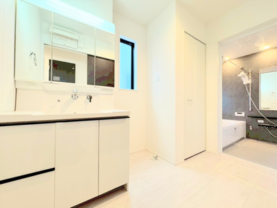 【独立洗面台】 | ◆◇横浜市青葉区荏田西　新築一戸建て　5号棟◇◆ | ◆毎日使う場所だから、機能的で使いやすさに配慮したパウダールーム。すっきりと使えるように収納も豊富にご用意しています。