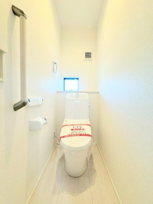 【トイレ】 | ◆◇横浜市青葉区荏田西　新築一戸建て　5号棟◇◆ | ◆清潔感のある白を基調とした落ち着ける空間。小窓をもうけていますので、こもりやすい空気の入れ替えも簡単に行えますね！