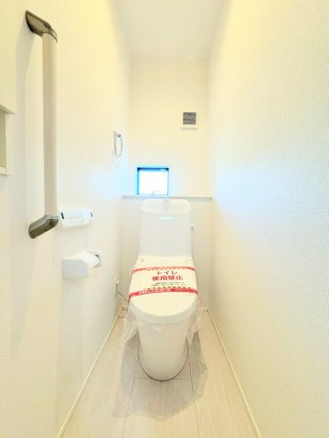 【トイレ】 | ◆◇横浜市青葉区荏田西　新築一戸建て　5号棟◇◆ | ◆清潔感のある白を基調とした落ち着ける空間。小窓をもうけていますので、こもりやすい空気の入れ替えも簡単に行えますね！