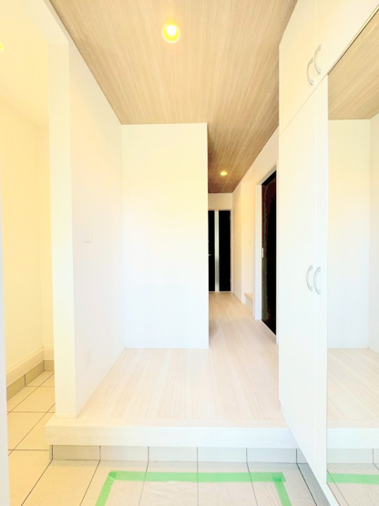 【玄関】 | ◆◇横浜市青葉区荏田西　新築一戸建て　5号棟◇◆ | ◆光の渦が溢れた明るい玄関ホール。「おかえり」と「ただいま」が交差するお家の顔とも言える場所は爽やかで心地良い空間となっています。
