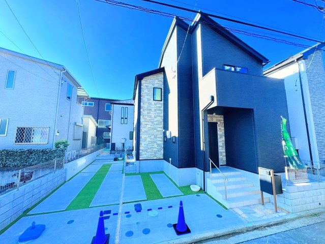 【外観】 | ◆◇横浜市青葉区荏田西　新築一戸建て　5号棟◇◆ | ◆堂々たる趣ながら、主張し過ぎずどこか余裕を感じさせるシャープなフォルムで佇む邸宅は、晴天の空と照らし合わせる事で、本来あるべき完成形の姿を見せてくれます。