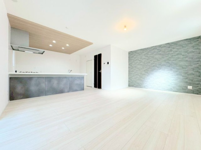 【居間・リビング】 | ◆◇横浜市青葉区荏田西　新築一戸建て　5号棟◇◆ | ◆広々としたリビング・ダイニングは、シックでモダンな内装。落ち着いた雰囲気に包まれて、伸びやかな空間のなかで、ゆったりと家族団らんのひとときを過ごせます。