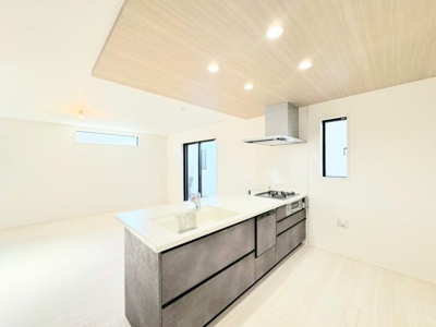 【居間・リビング】 | ◆◇横浜市青葉区荏田西　新築一戸建て　5号棟◇◆ | ◆キッチンからダイニングやリビングが見渡せるキッチン。料理をしながら家族とコミュニケーションをとれるだけでなく、大きな開放感も得られることができます。