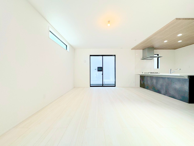 【居間・リビング】 | ◆◇横浜市青葉区荏田西　新築一戸建て　5号棟◇◆ | ◆一家だんらんのスペースとなるＬＤＫ。窓から明るい光が差し込み、思わず家族の会話も弾む快適な空間。