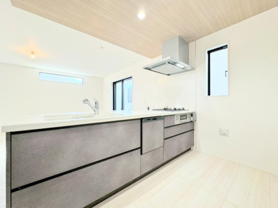 【キッチン】 | ◆◇横浜市青葉区荏田西　新築一戸建て　5号棟◇◆ | ◆デザイン性と機能性を兼ね備えたキッチンです。リビングスペースとの一体感が生まれ、広々空間を演出してくれます。