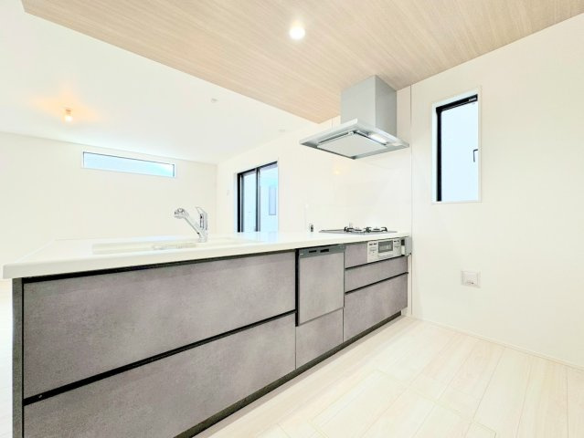 【キッチン】 | ◆◇横浜市青葉区荏田西　新築一戸建て　5号棟◇◆ | ◆デザイン性と機能性を兼ね備えたキッチンです。リビングスペースとの一体感が生まれ、広々空間を演出してくれます。