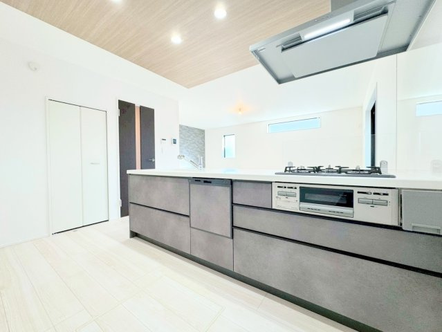 【キッチン】 | ◆◇横浜市青葉区荏田西　新築一戸建て　5号棟◇◆ | ◆ご家族みんなで調理ができる位のスペースを実現したキッチン空間となっております。みんなで作った料理を召し上がりながらの会話は、どのような物になるのでしょうか。