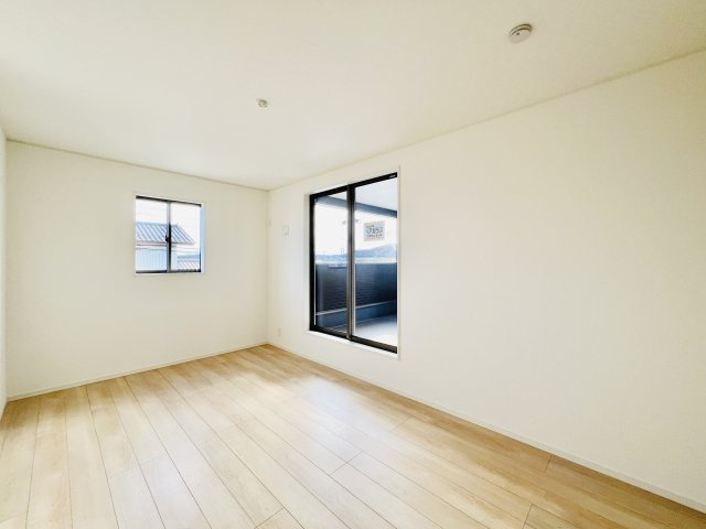 桐生市相生町の洋室|ダブルベットを設置しても余裕のある広々とした寝室♪
WIC付き◎