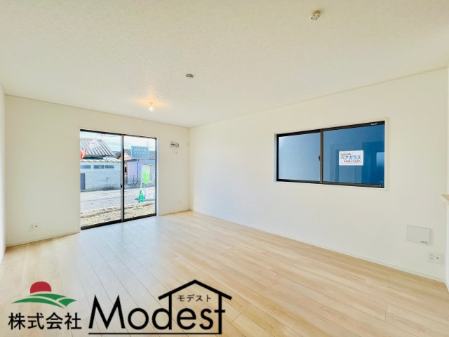 桐生市相生町の居間・リビング|明るい日差しも差し込む広々リビング♪