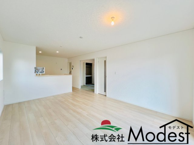 桐生市相生町の居間・リビング|家具の配置も考えやすく、ご家族も自然と集まるLDK♪