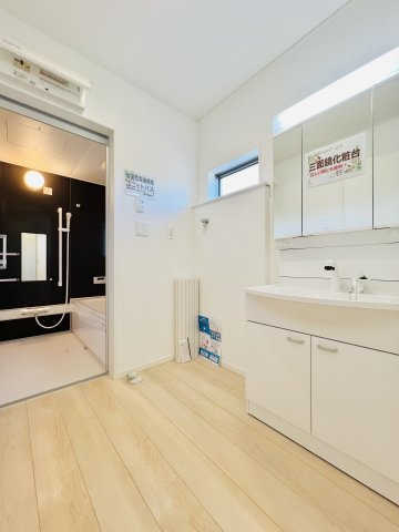 桐生市相生町の洗面所|洗濯機や収納棚を設置してもゆとりのある洗面脱衣所◎