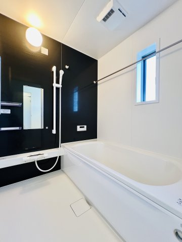 桐生市相生町の浴室|高級感のある落ち着いた雰囲気のユニットバスで、日頃の疲れを癒やしてください♪