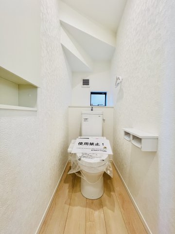 桐生市相生町のトイレ|清潔感のあるシンプルなトイレ。壁の収納も便利♪