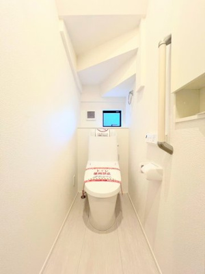 【トイレ】 | ◆◇横浜市青葉区荏田西　新築一戸建て　2号棟◇◆ | ◆清潔感のある白を基調とした落ち着ける空間。小窓をもうけていますので、こもりやすい空気の入れ替えも簡単に行えますね！