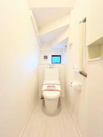 【トイレ】 | ◆◇横浜市青葉区荏田西　新築一戸建て　2号棟◇◆ | ◆清潔感のある白を基調とした落ち着ける空間。小窓をもうけていますので、こもりやすい空気の入れ替えも簡単に行えますね！