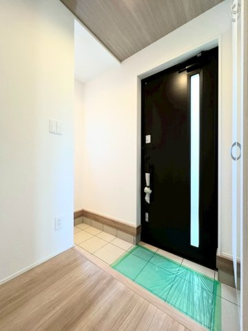 【玄関】 | ◆◇横浜市青葉区荏田西　新築一戸建て　2号棟◇◆ | ◆光の渦が溢れた明るい玄関ホール。「おかえり」と「ただいま」が交差するお家の顔とも言える場所は爽やかで心地良い空間となっています。