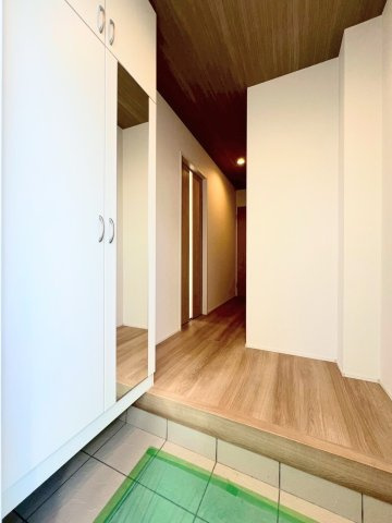 【玄関】 | ◆◇横浜市青葉区荏田西　新築一戸建て　2号棟◇◆ | ◆玄関には大型シューズクローク！靴以外のベビーカーや子どものスポーツ用品等入れておけるシューズインクローゼットを設置しました！