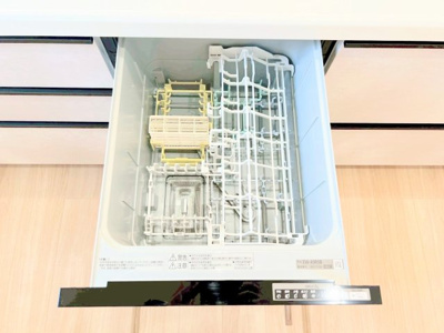 【キッチン】 | ◆◇横浜市青葉区荏田西　新築一戸建て　2号棟◇◆ | ◆食後の食器洗いは食洗機にお任せ！ご家族と団らんの時間を。家事の時短に効果大の食洗器付き。高温洗浄、節水効果もございます。