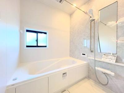 【浴室】 | ◆◇横浜市青葉区荏田西　新築一戸建て　2号棟◇◆ | ◆お子様と一緒にバスタイムを楽しめる広々空間。浴室乾燥機付で心地よいバスタイムを実現します。