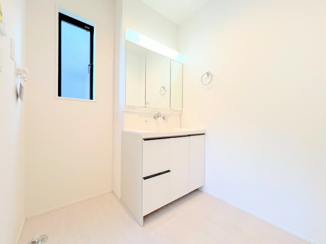 【独立洗面台】 | ◆◇横浜市青葉区荏田西　新築一戸建て　2号棟◇◆ | ◆毎日使う場所だから、機能的で使いやすさに配慮したパウダールーム。すっきりと使えるように収納も豊富にご用意しています。