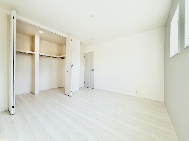 中央区三和町の洋室|主寝室には便利なウォークインクローゼット付き！衣類をスッキリと収納していただけます！
