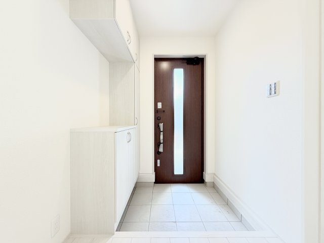 中央区三和町の玄関|広々とした清潔感がある玄関。靴を一つにまとめられる大きな収納があります。
